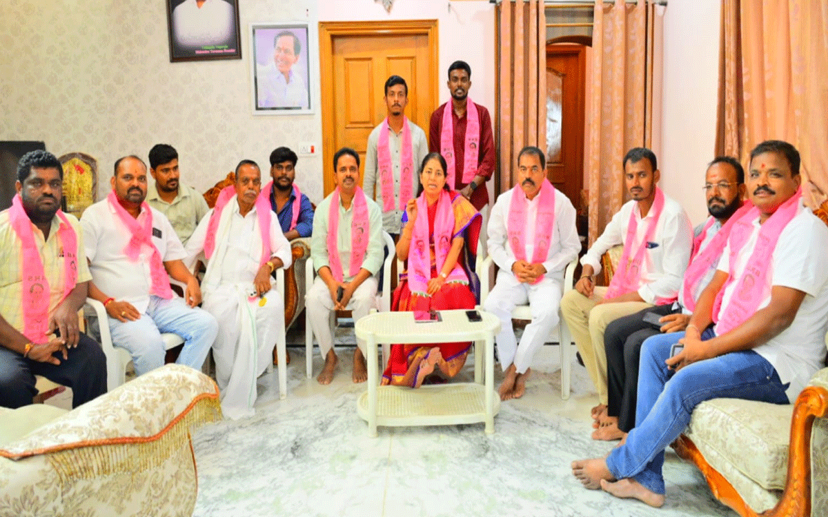 Yadagirigutta : యూరియా కోసం అధికారుల‌ కాళ్లు పట్టుకునే దుస్థితి : గొంగిడి సునీత