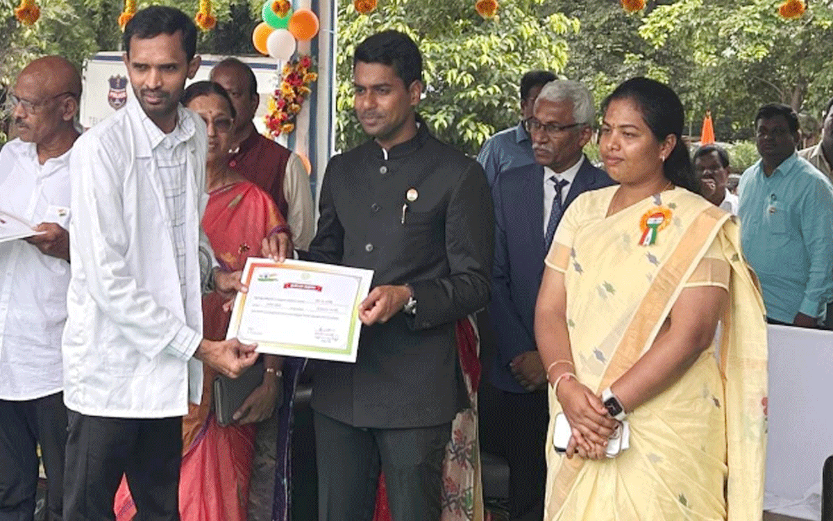 Karepalli : ఉత్తమ వైద్యాధికారిగా భూక్య సురేశ్‌