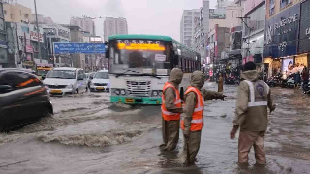 Hyderabad | హైదరాబాద్‌లో ఆకాశానికి చిల్లులుపడినట్లుగా వర్షం.. ఎమర్జెన్సీ కంట్రోల్‌ రూమ్‌ నంబర్లు ఇవే..