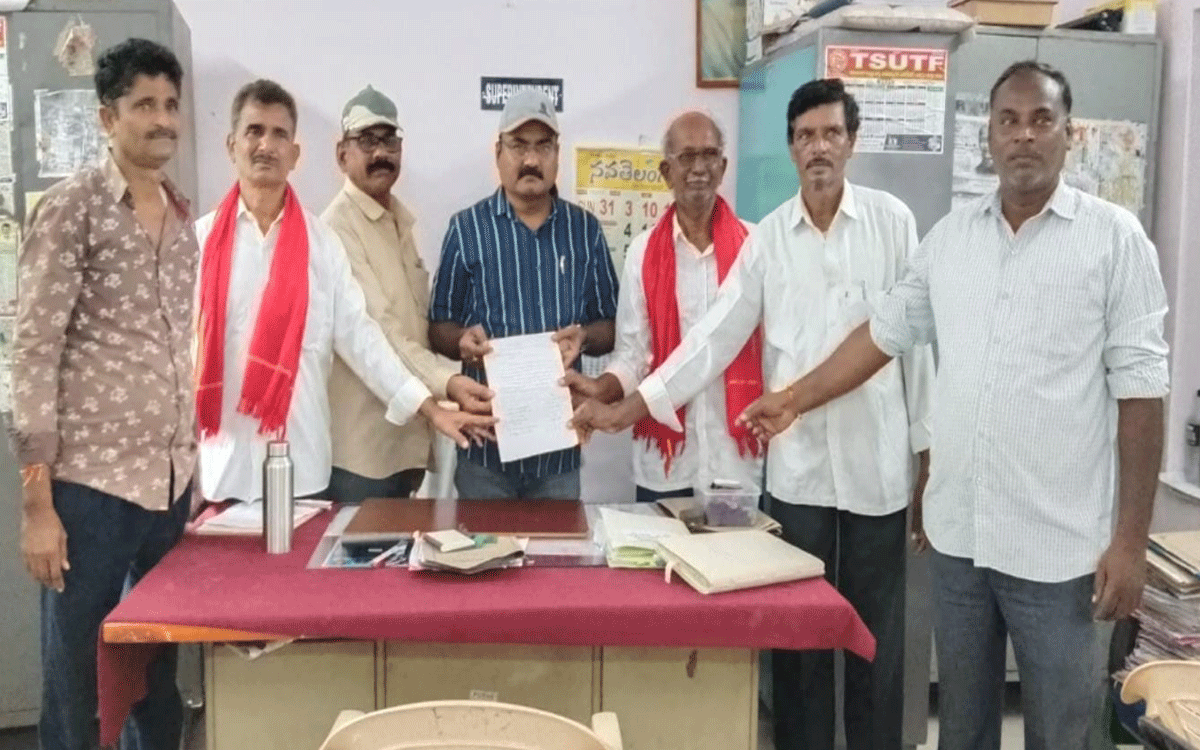 Karepalli : గ్రామాల్లో పారిశుధ్య సమస్యలను వెంటనే పరిష్కరించాలి : గుగుతోతు తేజ నాయ‌క్