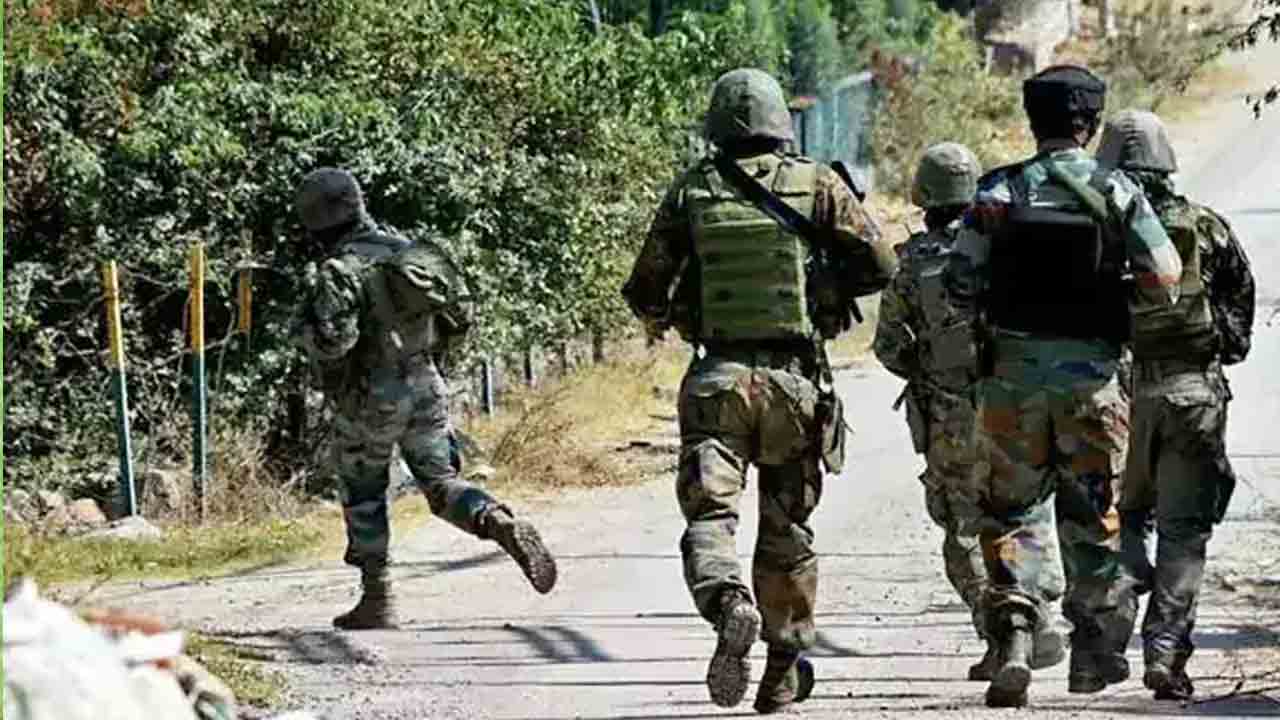 కశ్మీర్‌లో ఇద్దరు ఉగ్రవాదుల కాల్చివేత