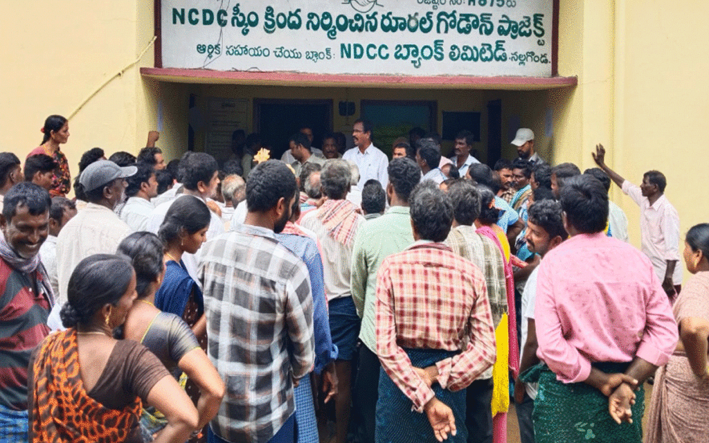 Munagala : తాడ్వాయి పీఏసీఎస్ ఎదుట బీఆర్ఎస్ నాయ‌కుల ఆందోళన