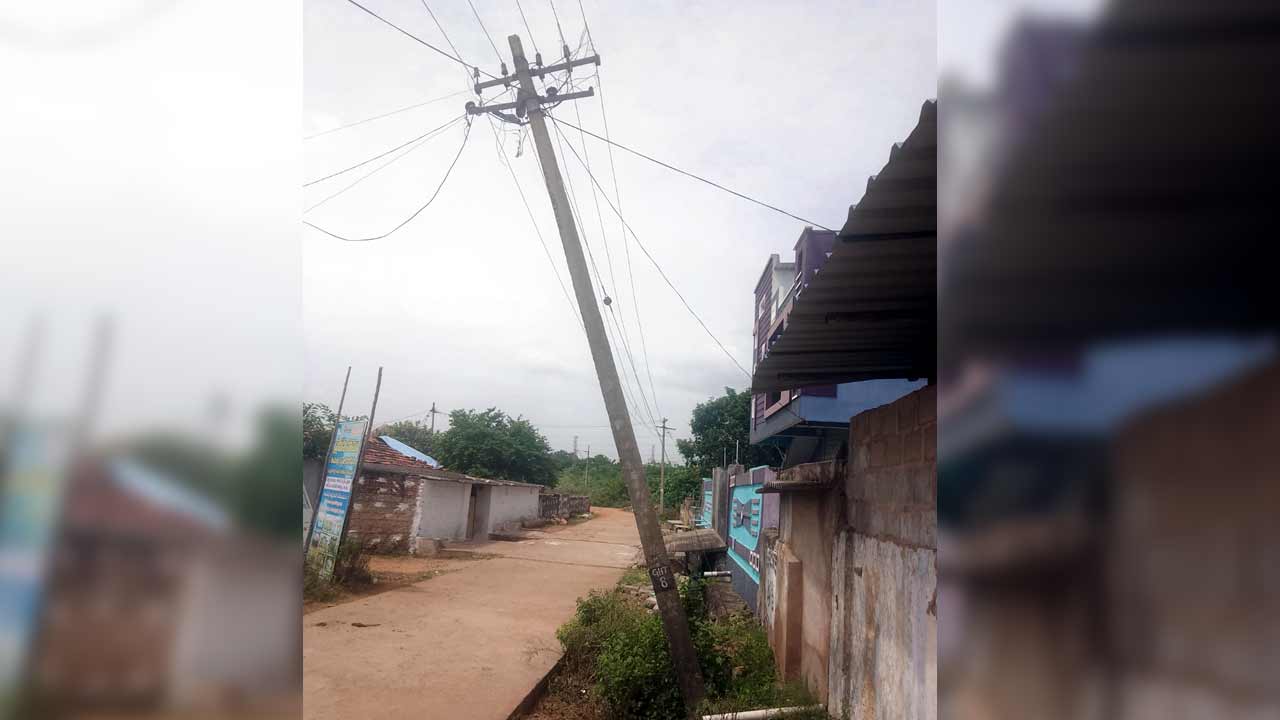 ప్రమాదకరంగా ఒరిగిన విద్యుత్‌ స్తంభం.. పట్టించుకోని విద్యుత్‌ అధికారులు