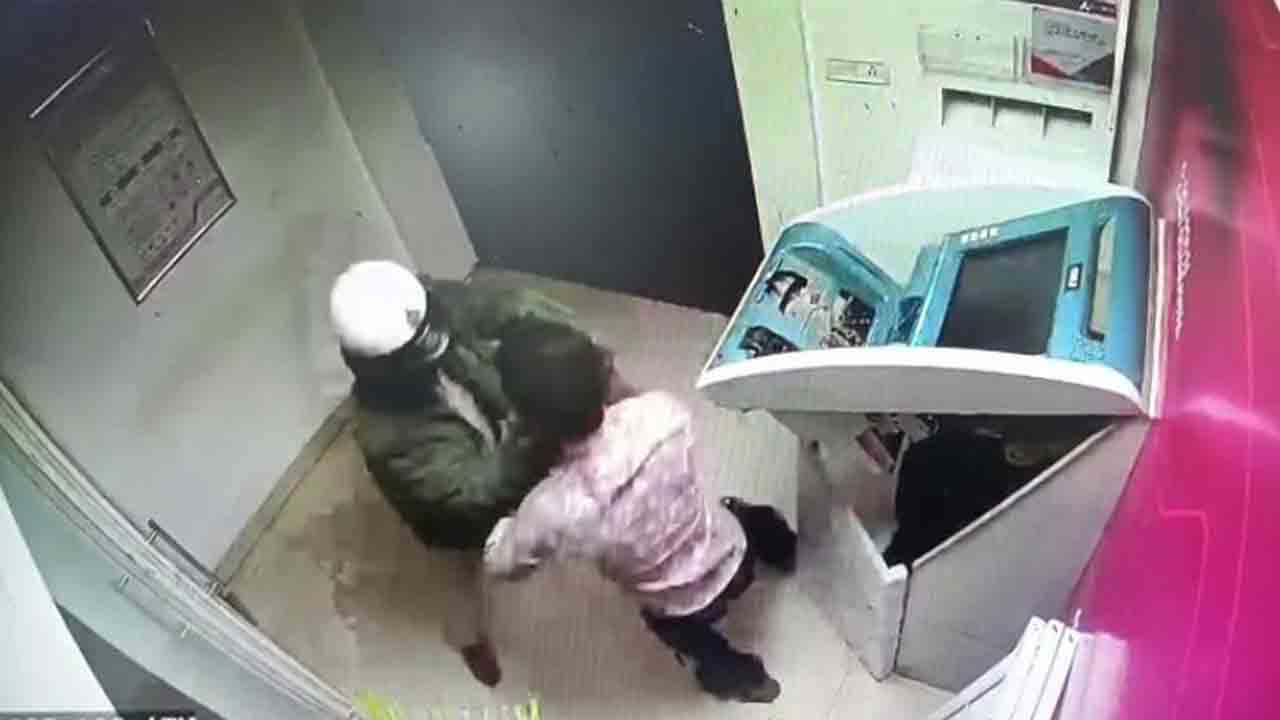 Watch: ఏటీఎం నుంచి డబ్బులు చోరీకి దొంగ యత్నం.. తర్వాత ఏం జరిగిందంటే?