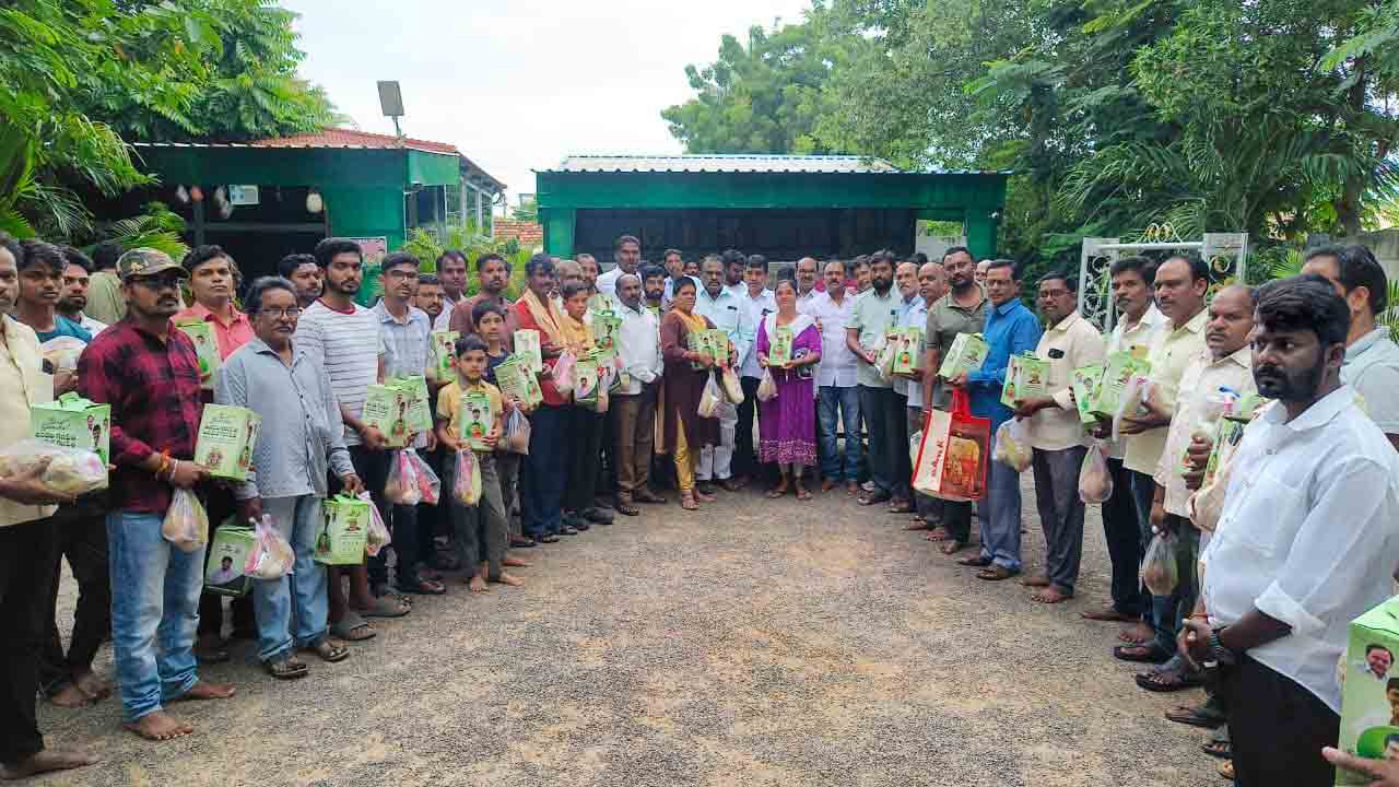 Thimmapur | కేసీఆర్, కేటీఆర్ స్ఫూర్తితో.. తిమ్మాపూర్లో మట్టి గణపతుల పంపిణీ