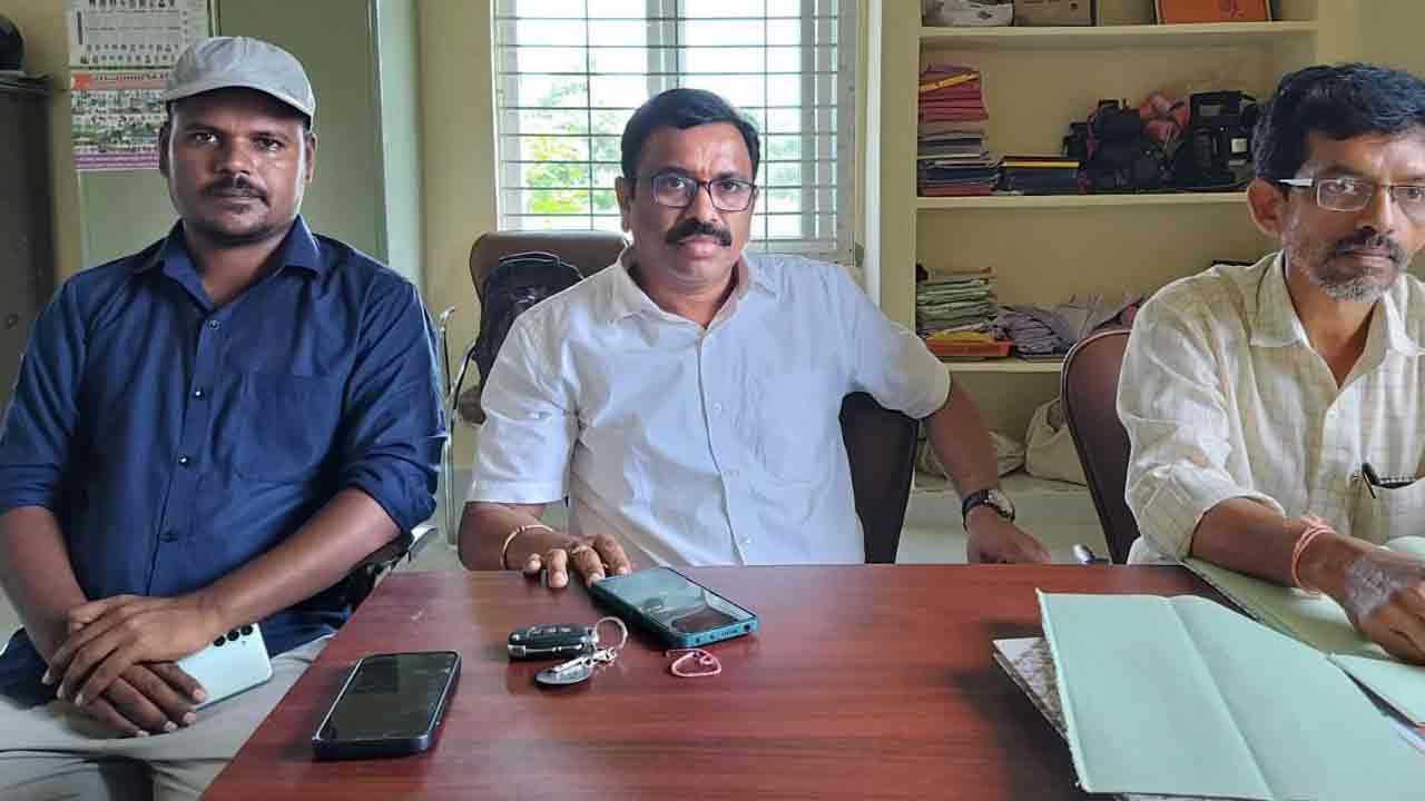 ఒకే విడతలో యూరియా సరఫరా చేయడం కుదరదు : మండల స్పెషల్ ఆఫీసర్