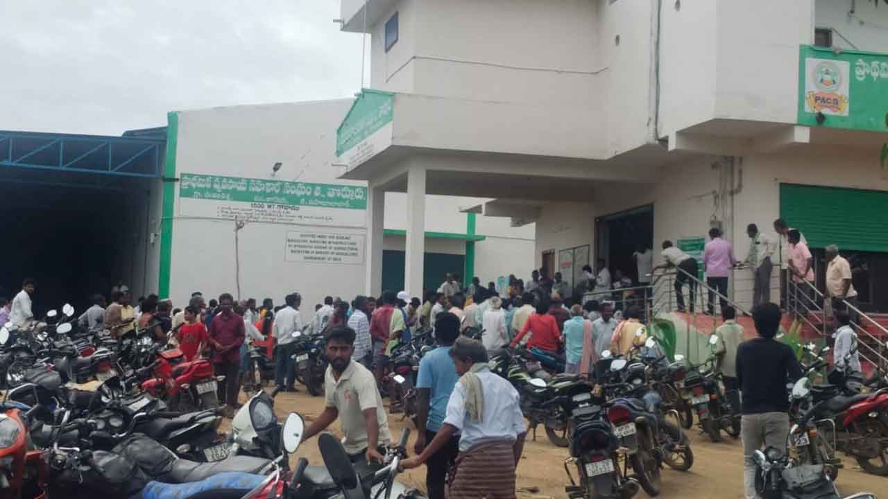 Thorrur | యూరియా కోసం రైతుల బారులు.. కాంగ్రెస్ పాలనలో మళ్లీ మొదలైన కష్టాలు