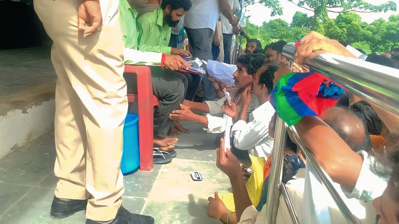 Mahabubabad | యూరియా కోసం అధికారి కాళ్ళు మొక్కిన రైతు..