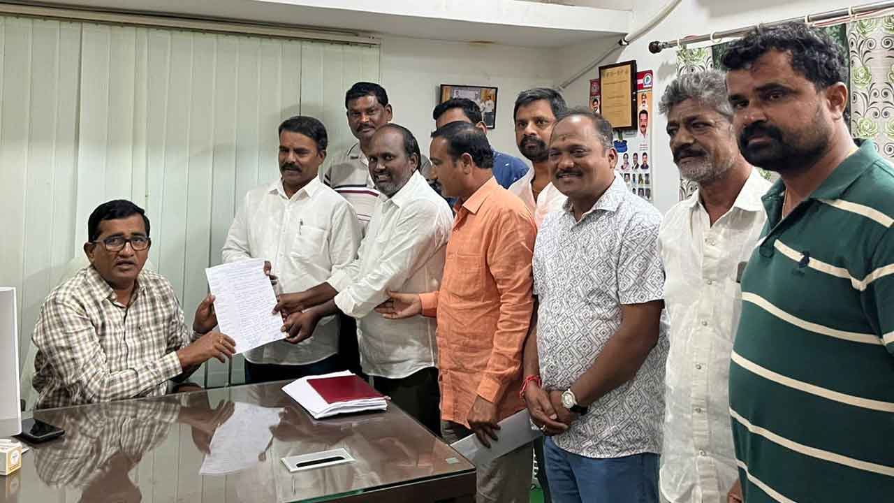 Pragathi Nagar | నివాసాల మధ్యలో ఏర్పాటు చేసిన హాస్టల్ తరలించాలని మున్సిపల్‌ కమిషనర్‌కి వినతి