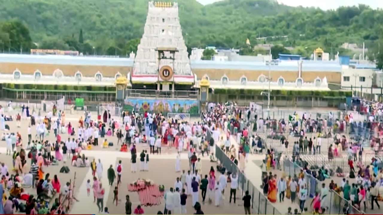 Tirumala | తిరుమల కొండ భక్తులతో కిక్కిరిసిపోయింది. శ్రావణ మాసం, వరుస సెలవులు రావడంతో శ్రీవారి దర్శనానికి భక్తులు పోటెత్తారు. 