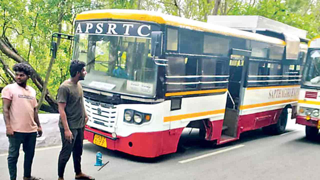 Tirumala | తిరుమల ఘాట్ రోడ్డులో ఊడిపోయిన బస్సు టైర్.. తప్పిన పెను ప్రమాదం