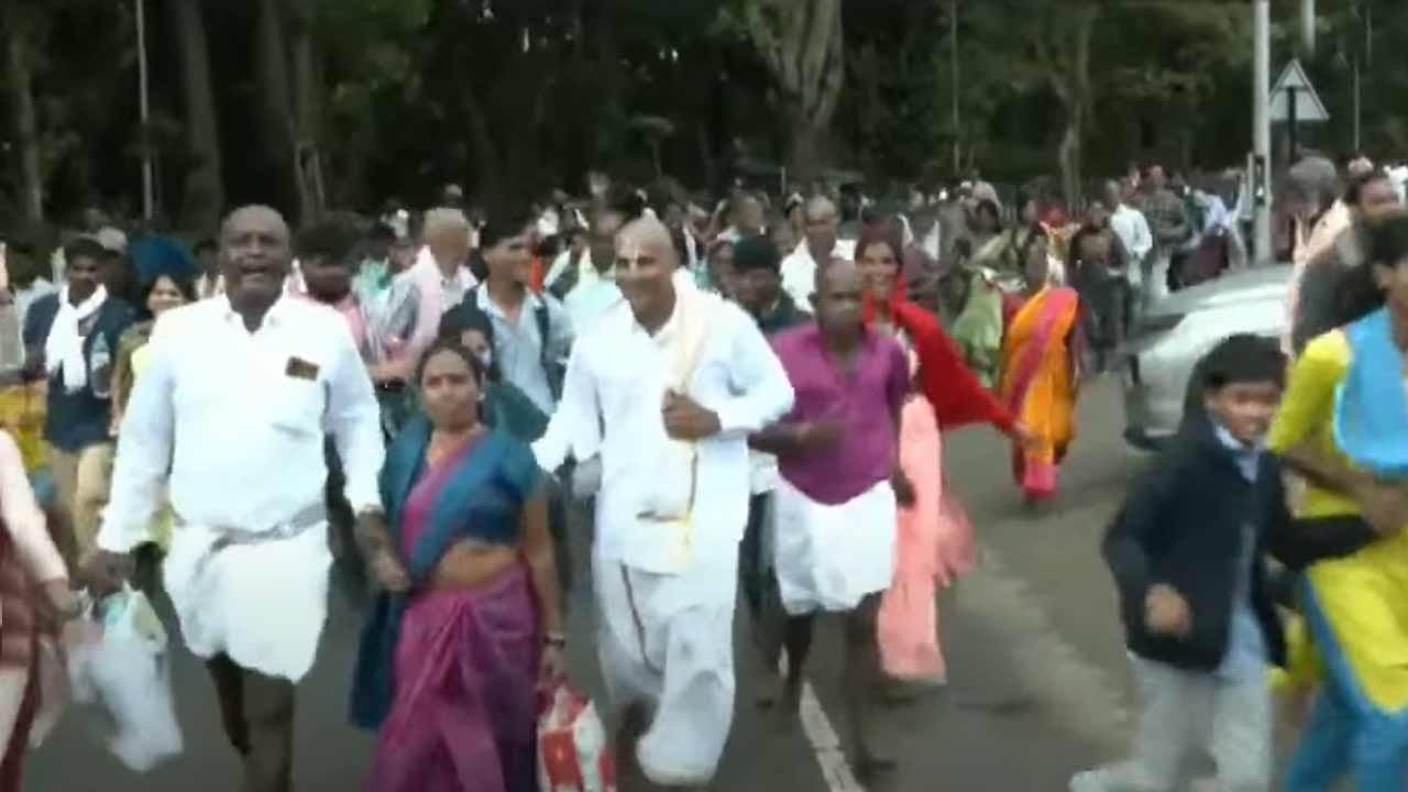 శ్రీవారి దర్శనానికి 48 గంటల సమయం పడుతుందని మైక్‌ల్లో అనౌన్స్‌ చేస్తున్నారు. 