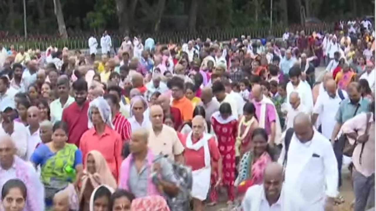 Tirumala | తిరుమల కొండ భక్తులతో కిక్కిరిసిపోయింది. శ్రావణ మాసం, వరుస సెలవులు రావడంతో శ్రీవారి దర్శనానికి భక్తులు పోటెత్తారు. 