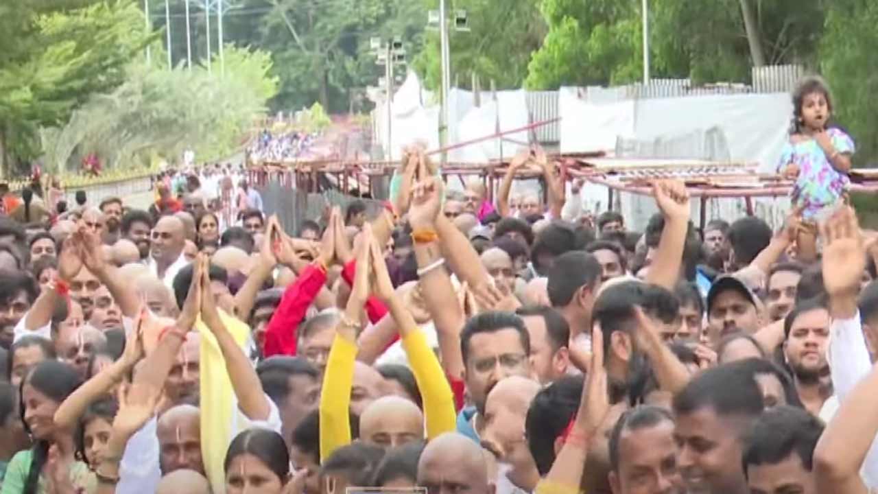 క్యూలైన్లలో ఉన్న భక్తుల కోసం టీటీడీ అధికారులు నీళ్లు, పాలు, టిఫిన్లు అందజేస్తున్నారు. 