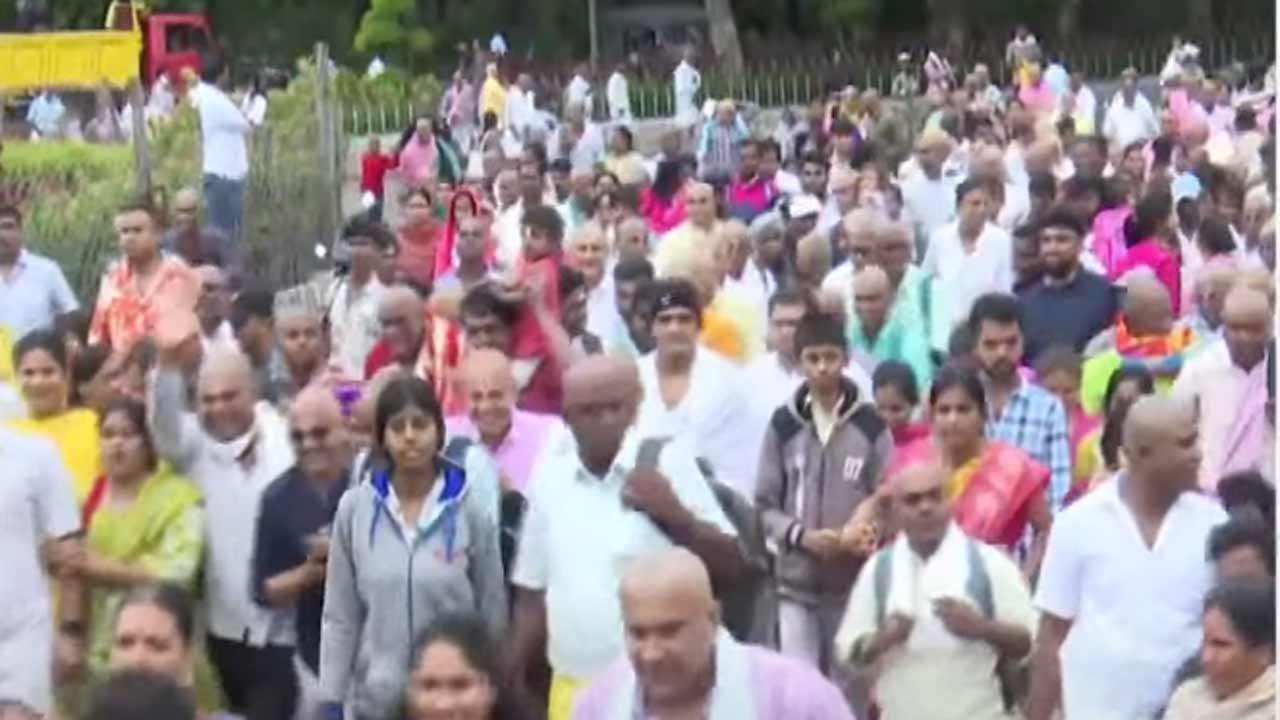 భక్తుల తాకిడితో టీటీడీ అధికారులు అప్రమత్తమయ్యారు.  క్యూలైన్లలో రద్దీని తగ్గించేందుకు భక్తులను టీటీడీ అధికారులు అలర్ట్‌ చేస్తున్నారు.