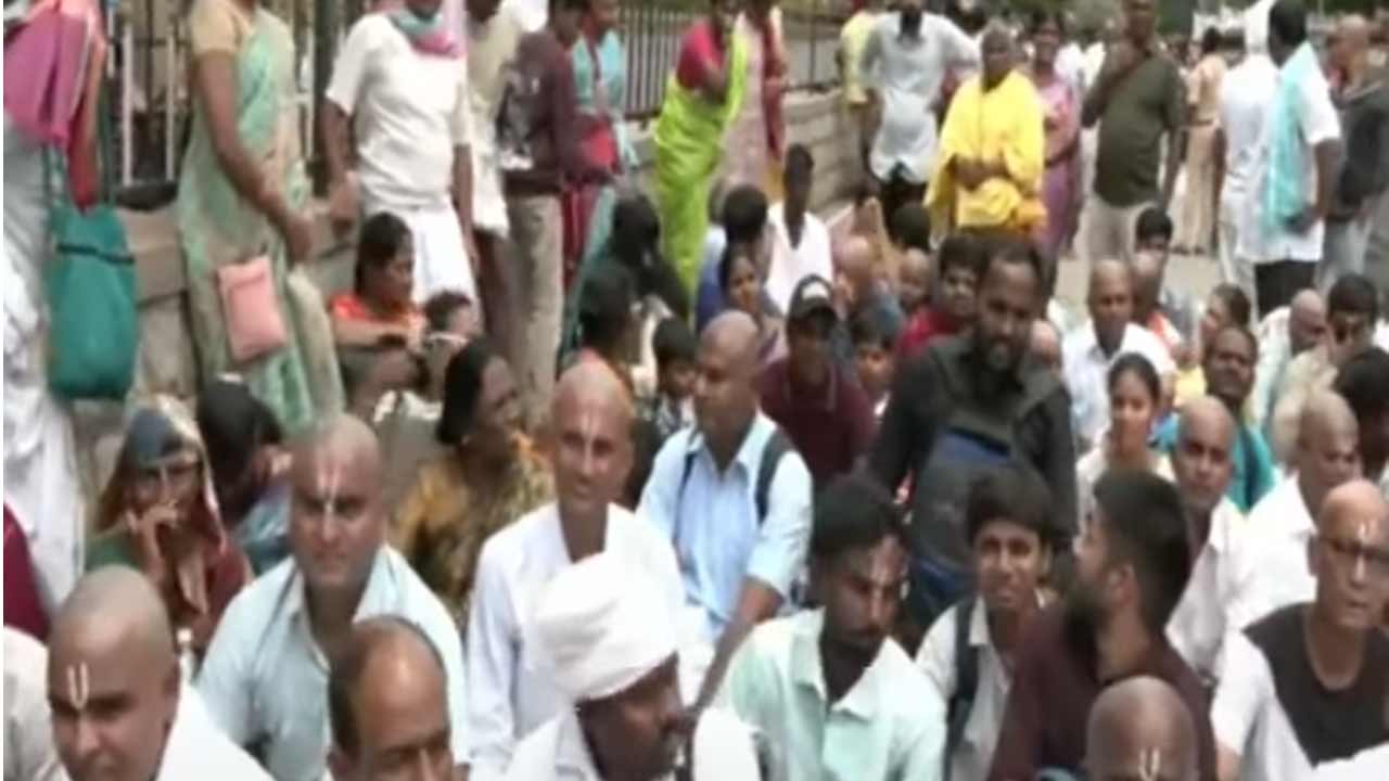  ఈ క్రమంలో పలువురు భక్తులు శ్రీవారిని దర్శించుకోకుండానే భక్తులు వెనుదిరుగుతున్నారు.
