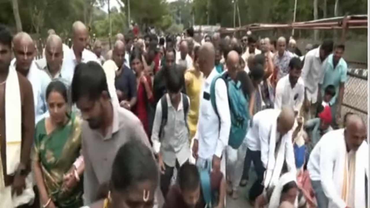 తిరుమలలో కొనసాగుతున్న భక్తుల రద్దీ