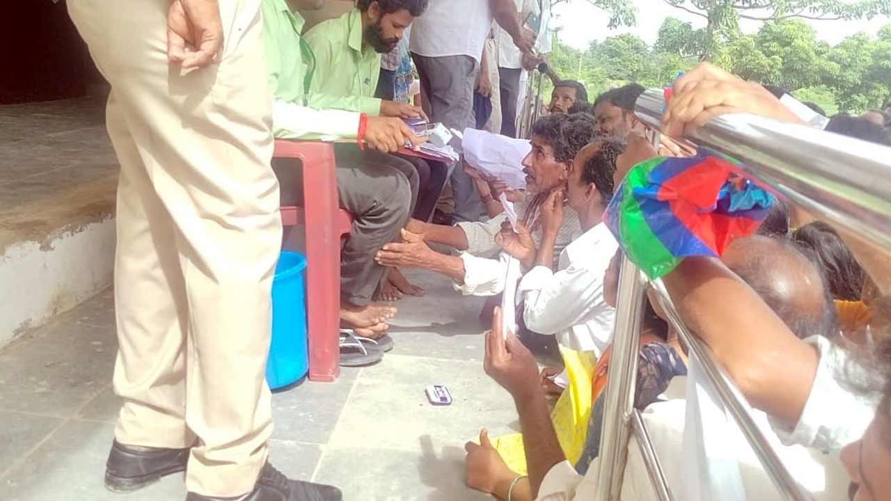 యూరియా కోసం అధికారుల కాళ్లు మొక్కే దుస్థితి రావడం బాధాకరం.. హరీశ్‌రావు ఆవేదన