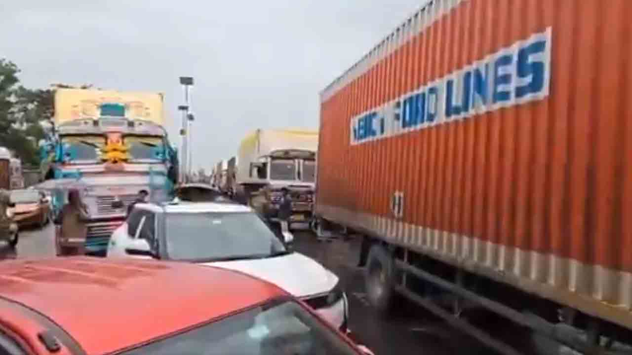 NH 44 | హైదరాబాద్‌-బెంగళూరు హైవేపై భారీగా ట్రాఫిక్‌ జామ్‌.. 12 కిలోమీటర్ల మేర నిలిచిన వాహనాలు