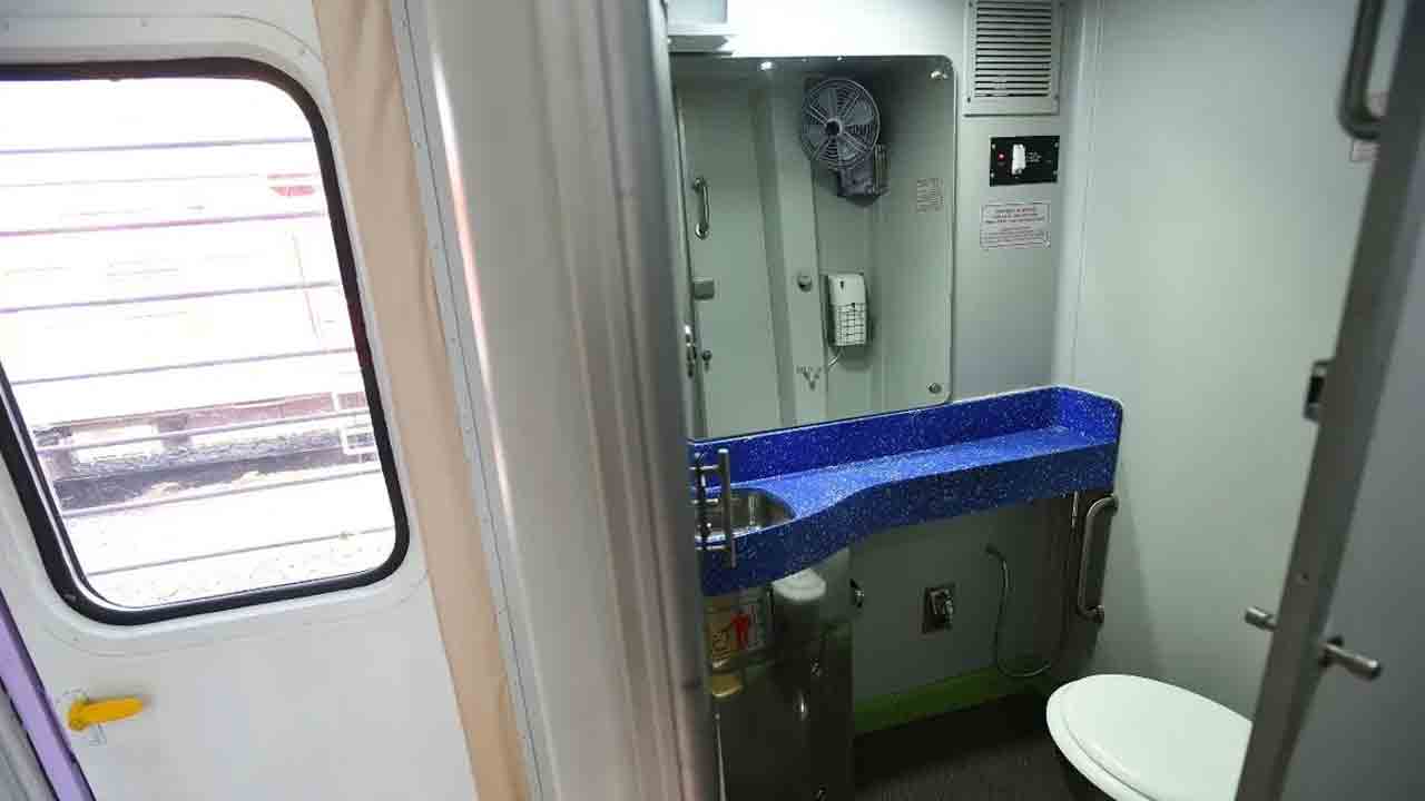 రైళ్ల టాయిలెట్లలో నీటి కొరతపై లక్షకు పైగా ఫిర్యాదులు