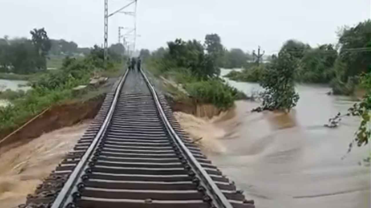 Kamareddy | కామారెడ్డి జిల్లాలో రికార్డు స్థాయిలో వర్షం.. కొట్టుకుపోయిన రైల్వే ట్రాక్‌ : వీడియో