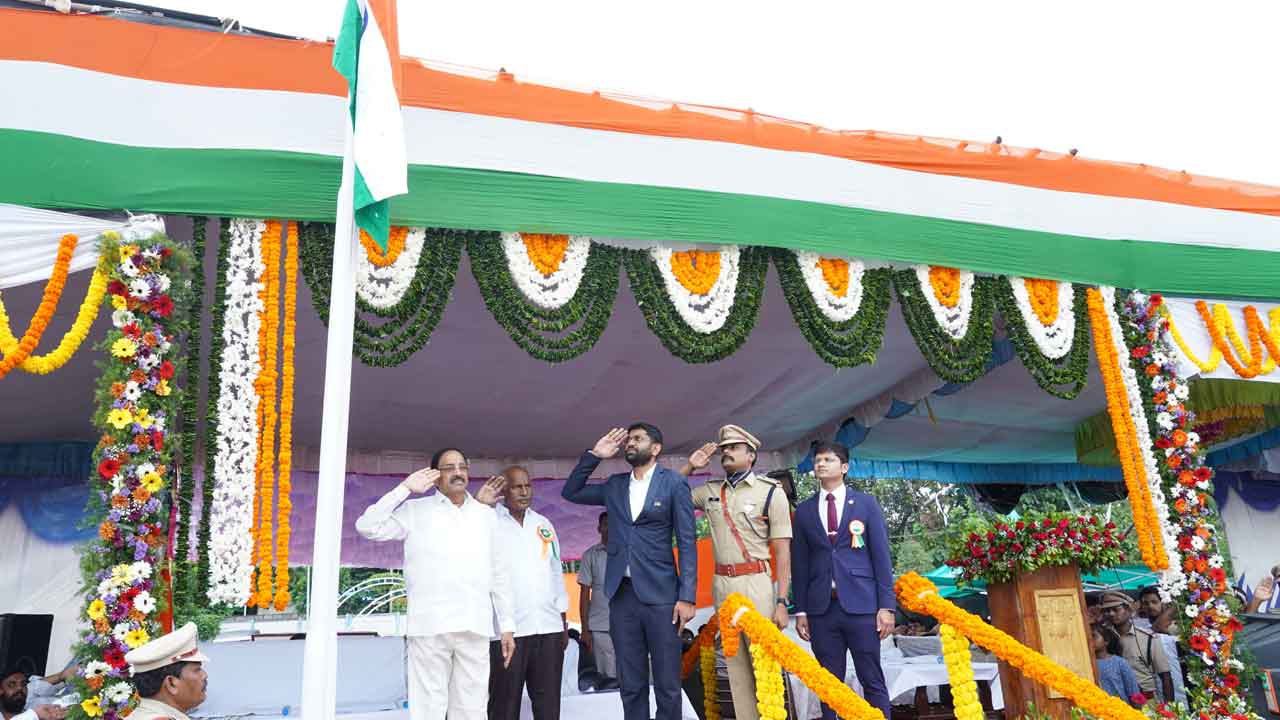 సీతారామ పనులు పూర్తి చేస్తాం.. ప్రగతి మైదాన్‌లోని స్వాతంత్య్ర వేడుకల్లో మంత్రి తుమ్మల