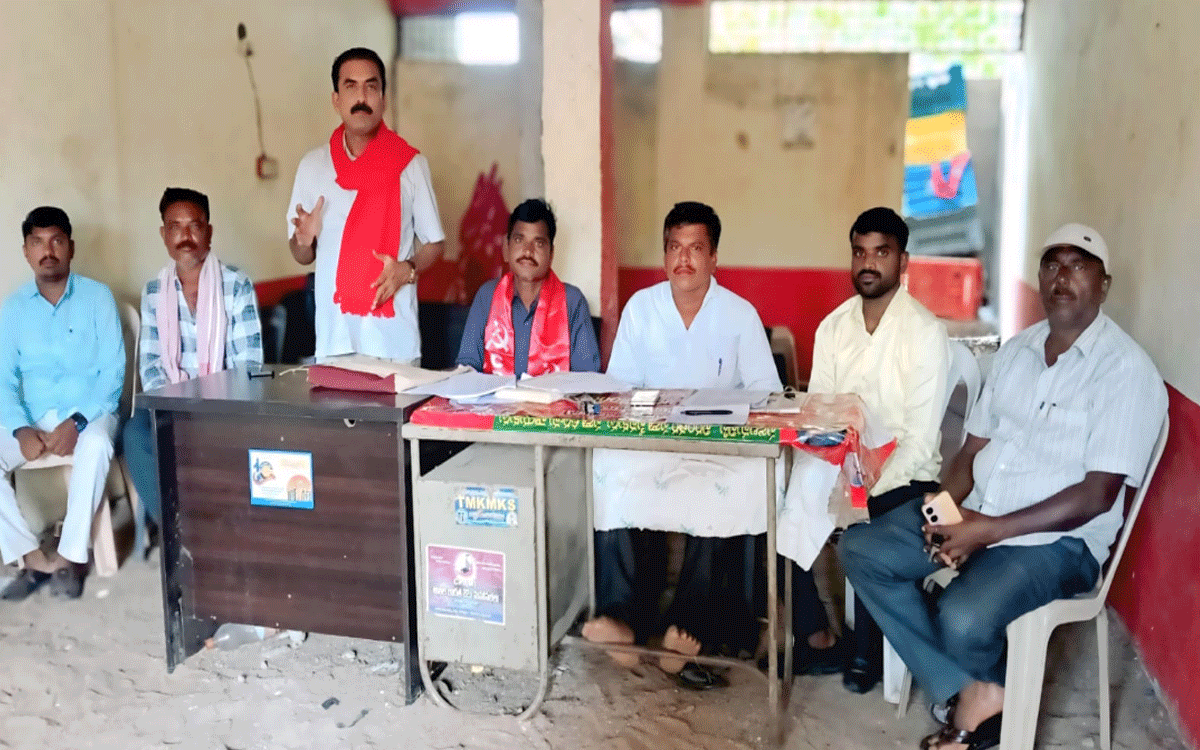 Kattangur : రైతులకు సకాలంలో యూరియా అందజేయాలి : తుమ్మల వీరారెడ్డి