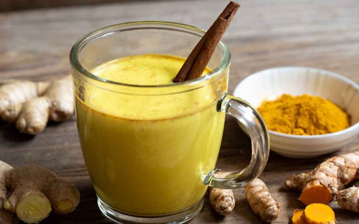 Turmeric Milk | రోజూ రాత్రి పూట నిద్ర‌కు ముందు గ్లాస్ ప‌సుపు పాల‌ను తాగండి.. చెప్ప‌లేన‌న్ని లాభాలు క‌లుగుతాయి..!
