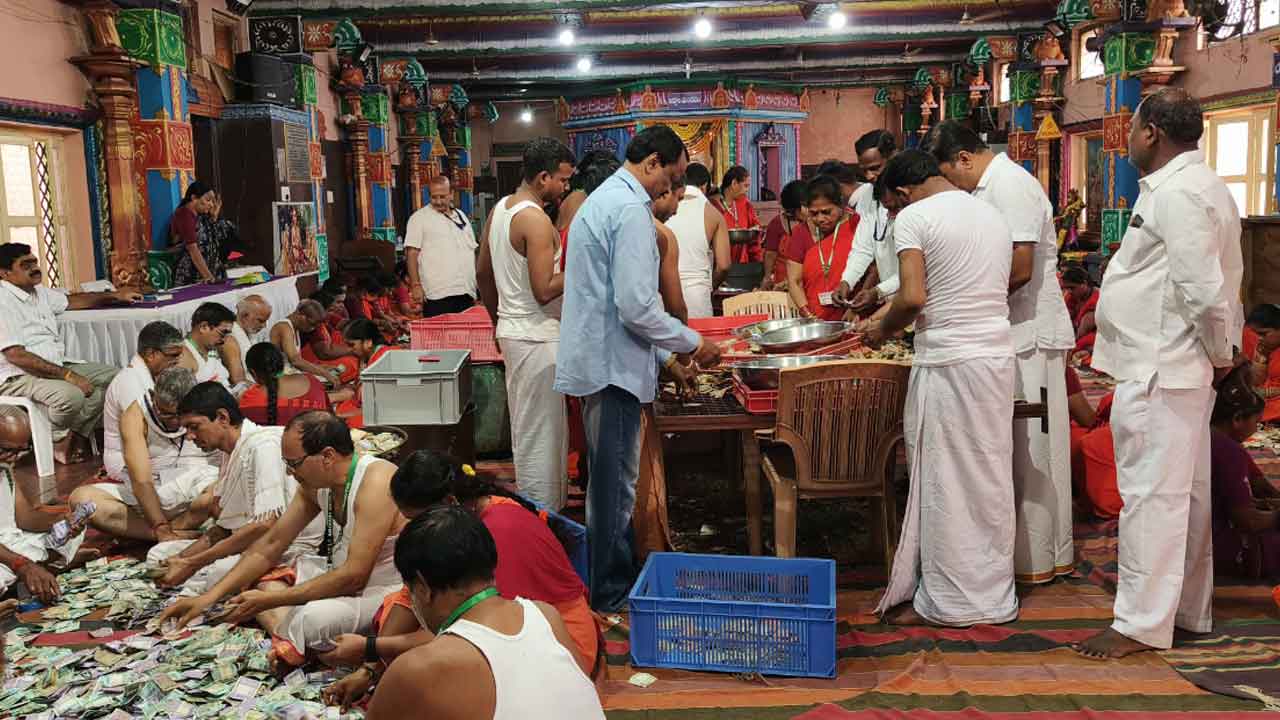 Ujjaini Mahankali | ఉజ్జయినీ మహంకాళి అమ్మవారి ఆషాడ బోనాల జాతర హుండీ లెక్కింపు