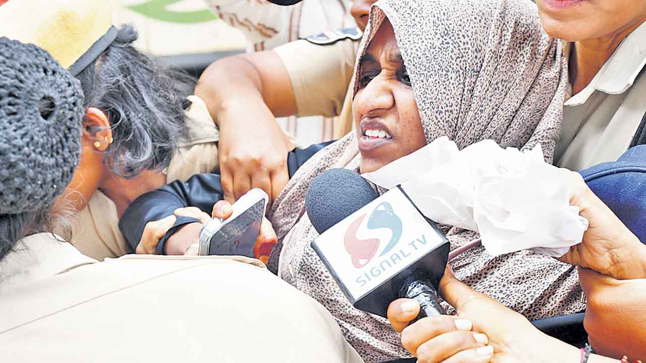 గాంధీభవన్‌ ముట్టడించిన నిరుద్యోగులు