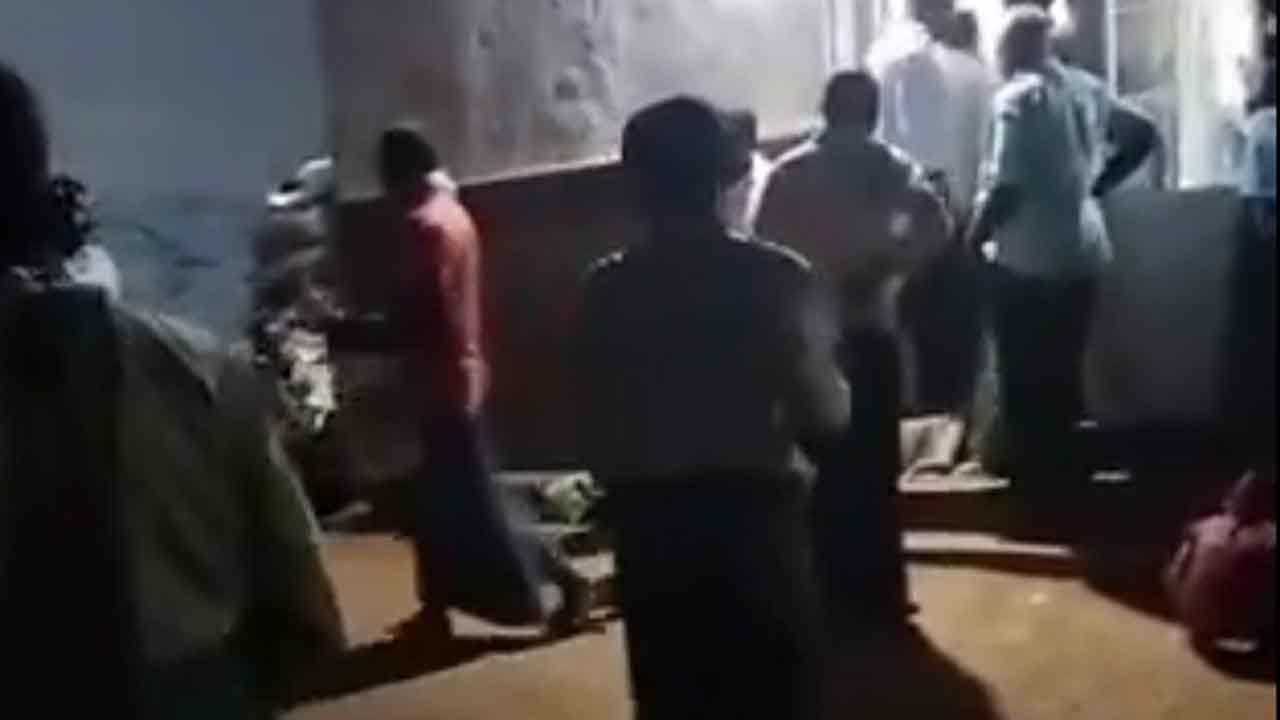 Urea | పెగడపల్లిలో యూరియా బస్తాల కోసం రాత్రిళ్లు రైతుల పడిగాపులు : వీడియో