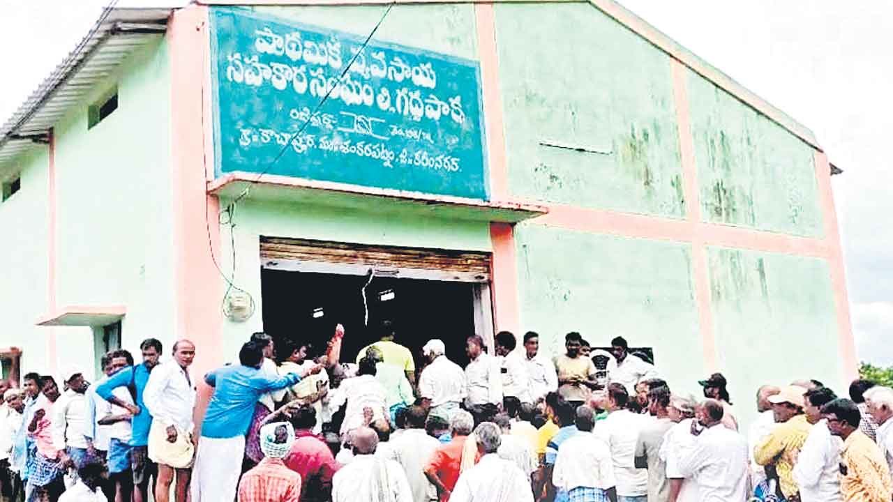 మంత్రులు రారు.. ఎంపీలు పట్టించుకోరు?.. యూరియా గోస తీరేదెన్నడు?