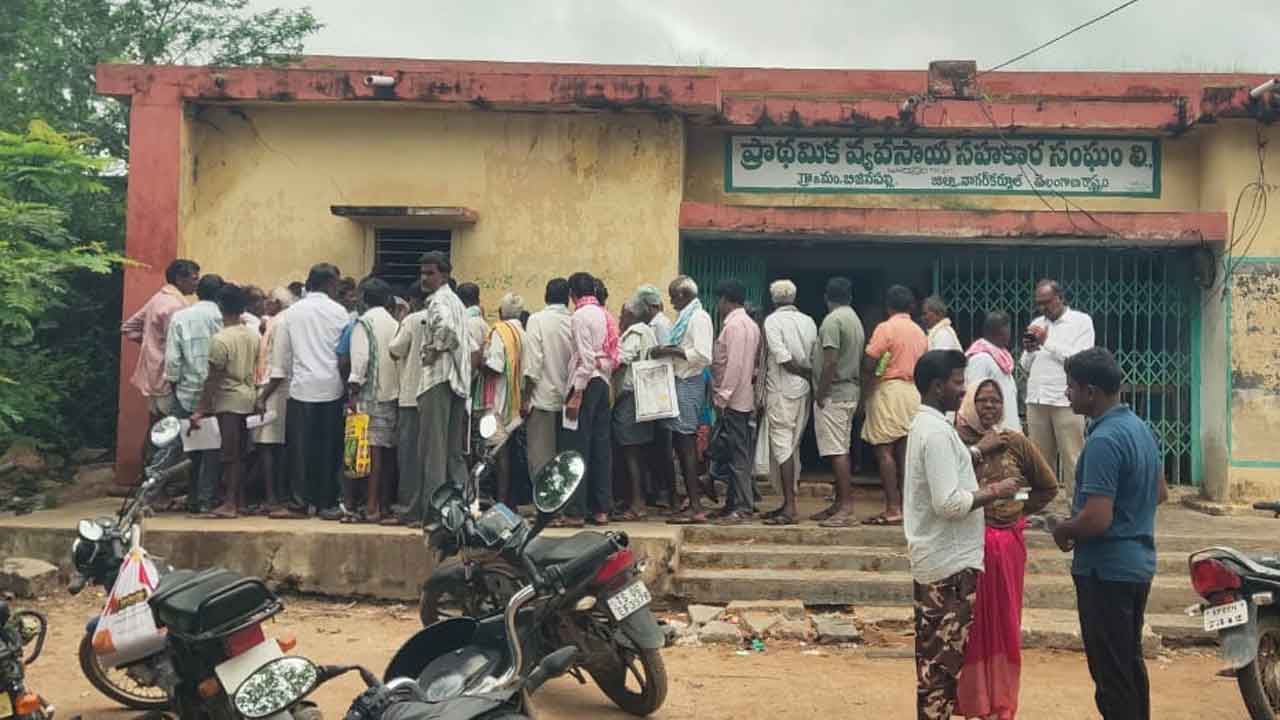 యూరియా కొరత.. రైతులకు వ్యథ