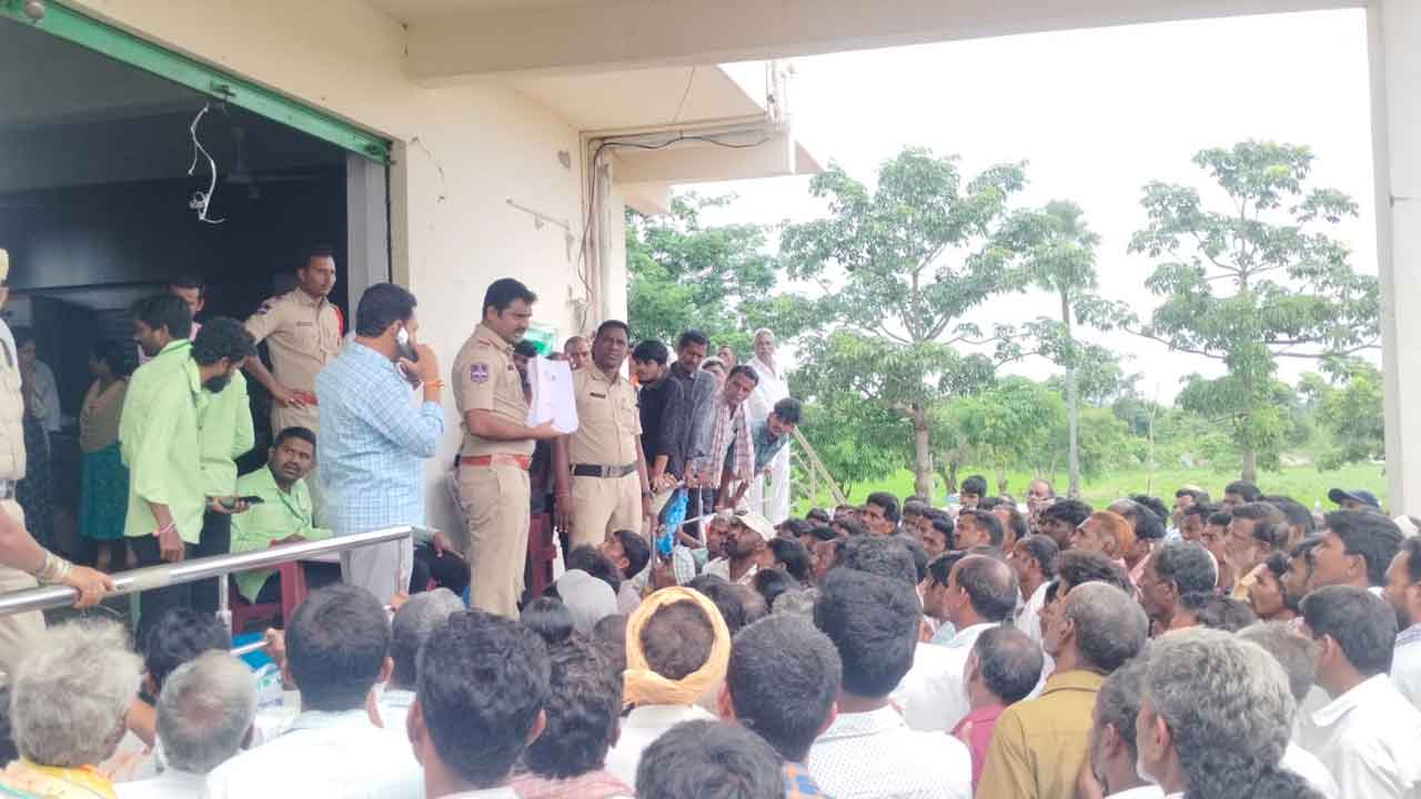 Urea shortage | ఒక్క బస్తా యూరియా కోసం పొద్దంతా పడిగాపులు.. తొర్రూరులో అరిగోస పడుతున్న రైతులు