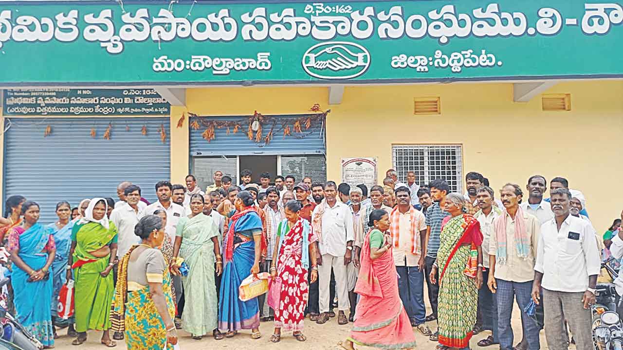 యూరియాకు బారులు.. రైతుకు వెతలు