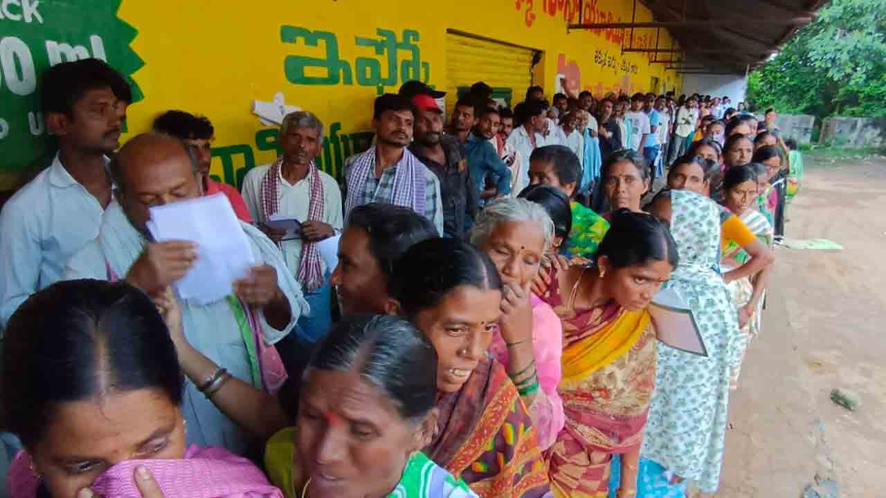 Chennaraopet | యూరియా కోసం తెల్లవారుజాము నుంచే బారులు తీరిన రైతులు