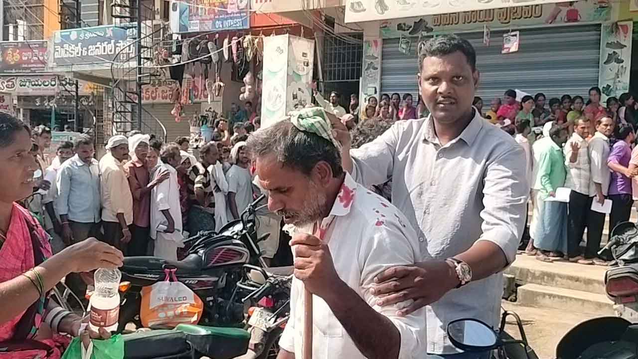 Urea | బస్తా యూరియా కోసం రక్తం చిందించిన రైతు.. ఎరువుల కోసం యుద్ధ భూమిని తలపిస్తున్న తెలంగాణ