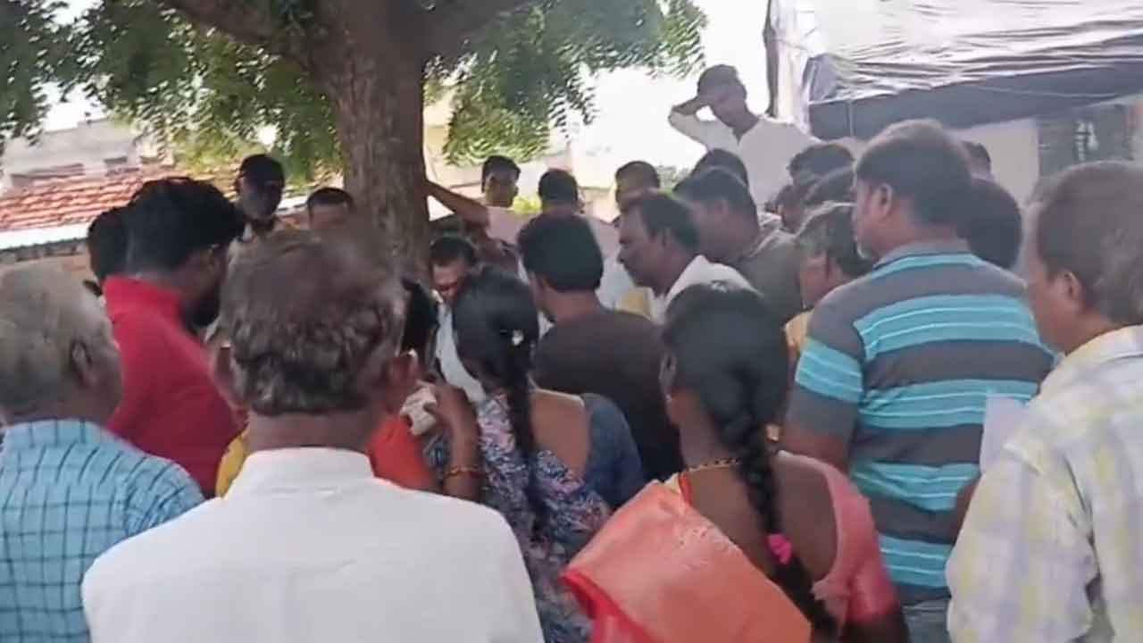 Urea | బస్తా యూరియా కోసం ఆర్ధరాత్రి వరకు రైతుల పడిగాపులు : వీడియో