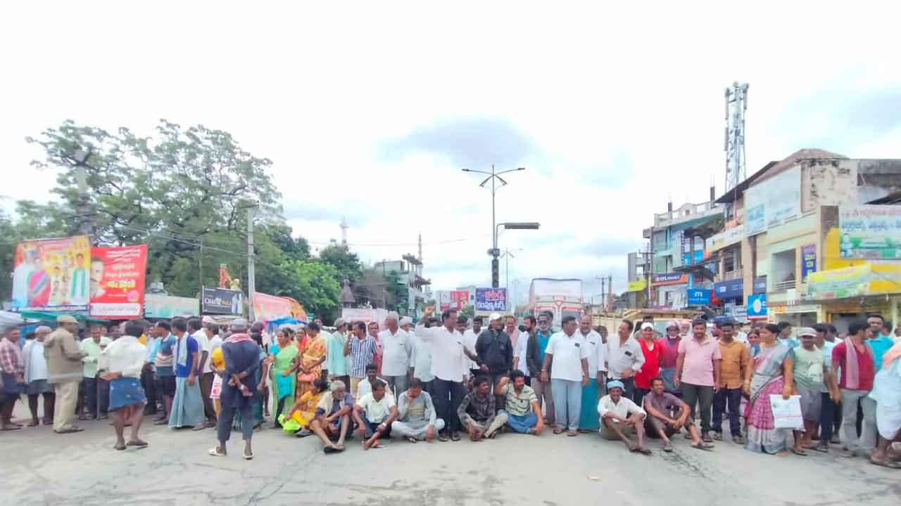 Urea shortage | తొర్రూరు పట్టణంలో యూరియా కొరతపై రైతుల ధర్నా