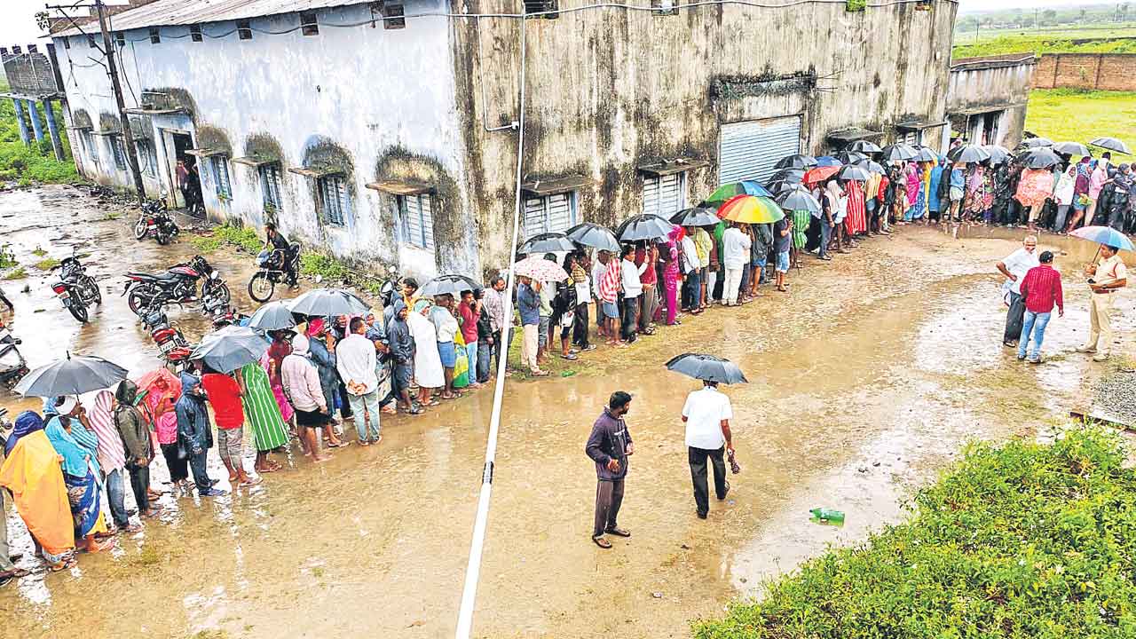 వానలోనూ యూరియా తిప్పలు