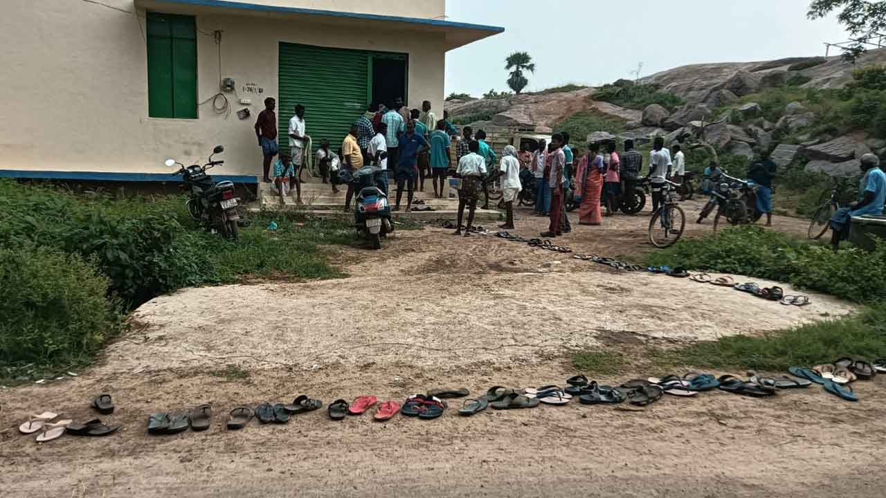 Urea | యూరియా కోసం రైతన్నల నిరీక్షణ.. అరకొర సరఫరాతో అసంతృప్తి : వీడియో