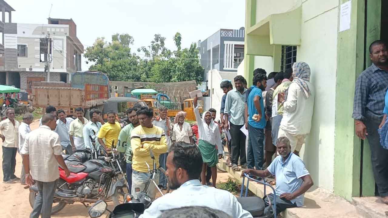 Nizampet | నిజాంపేటలో యూరియా కోసం అన్నదాతల అరిగోస