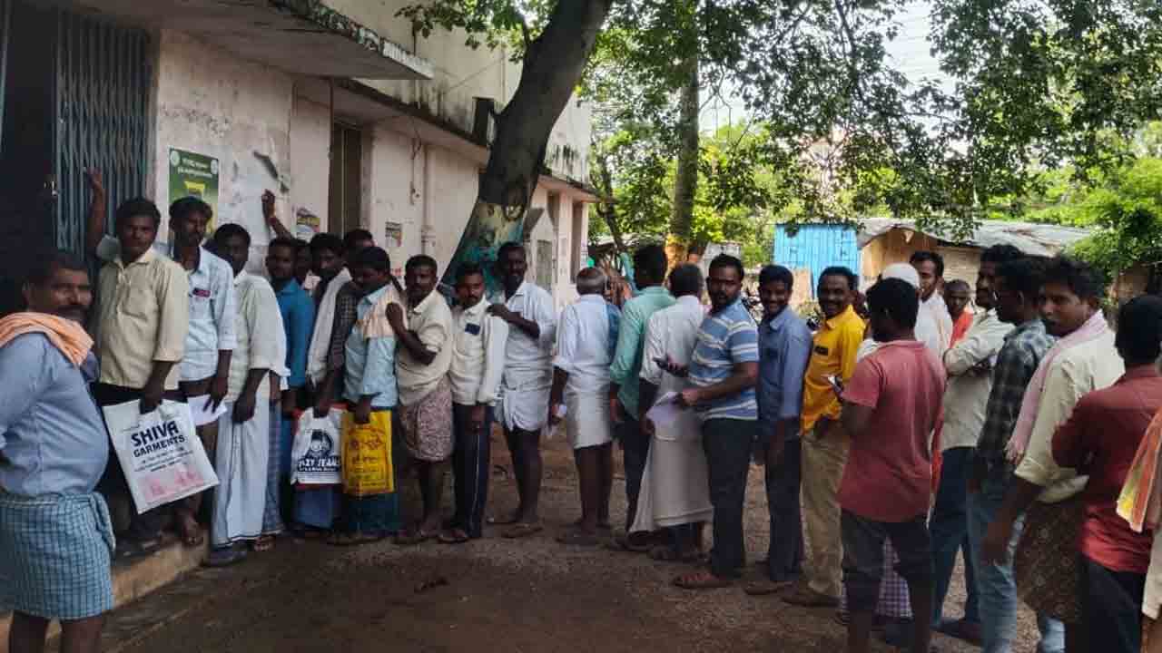 Gadwal | గద్వాలలో రైతులకు యూరియా కష్టాలు..