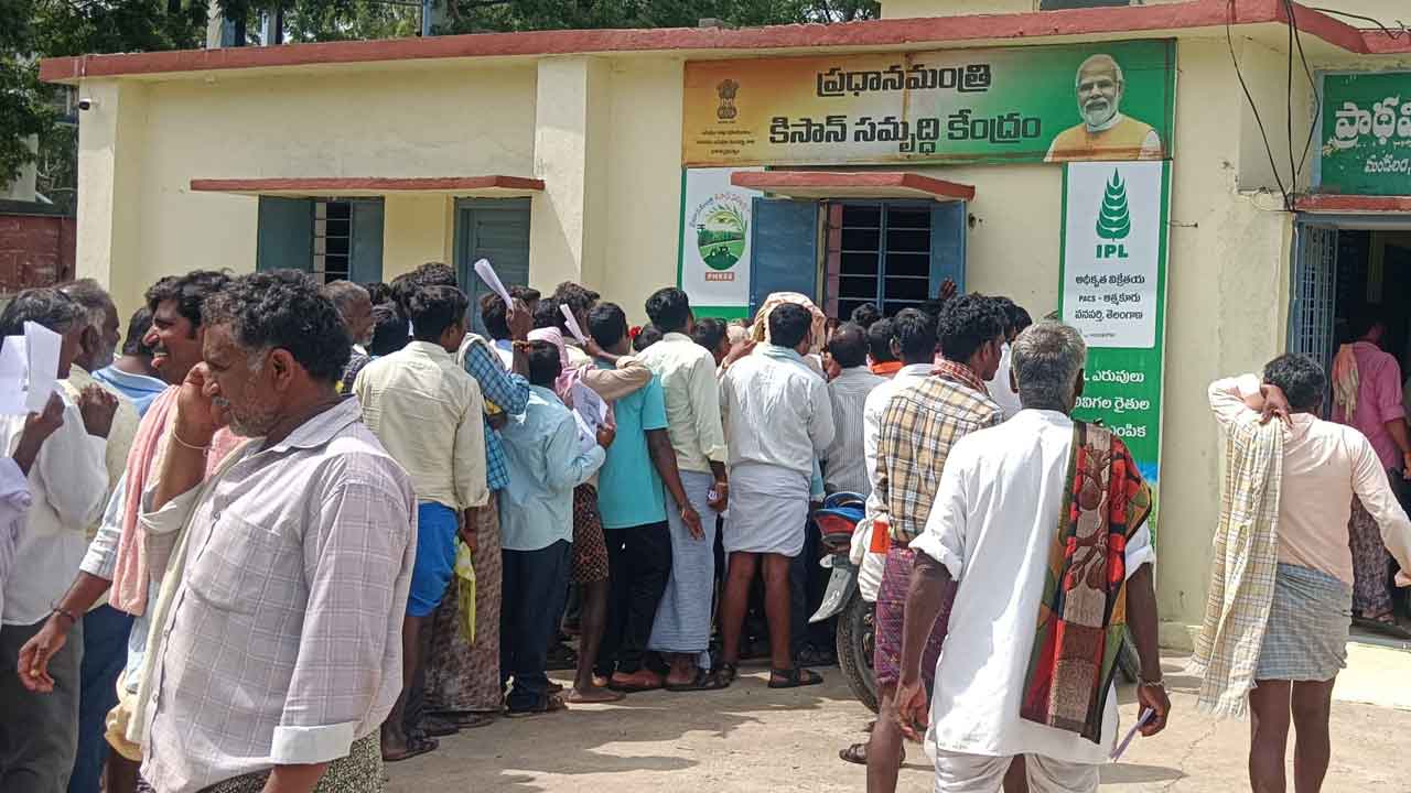 యూరియా కోసం రైతుల బారులు