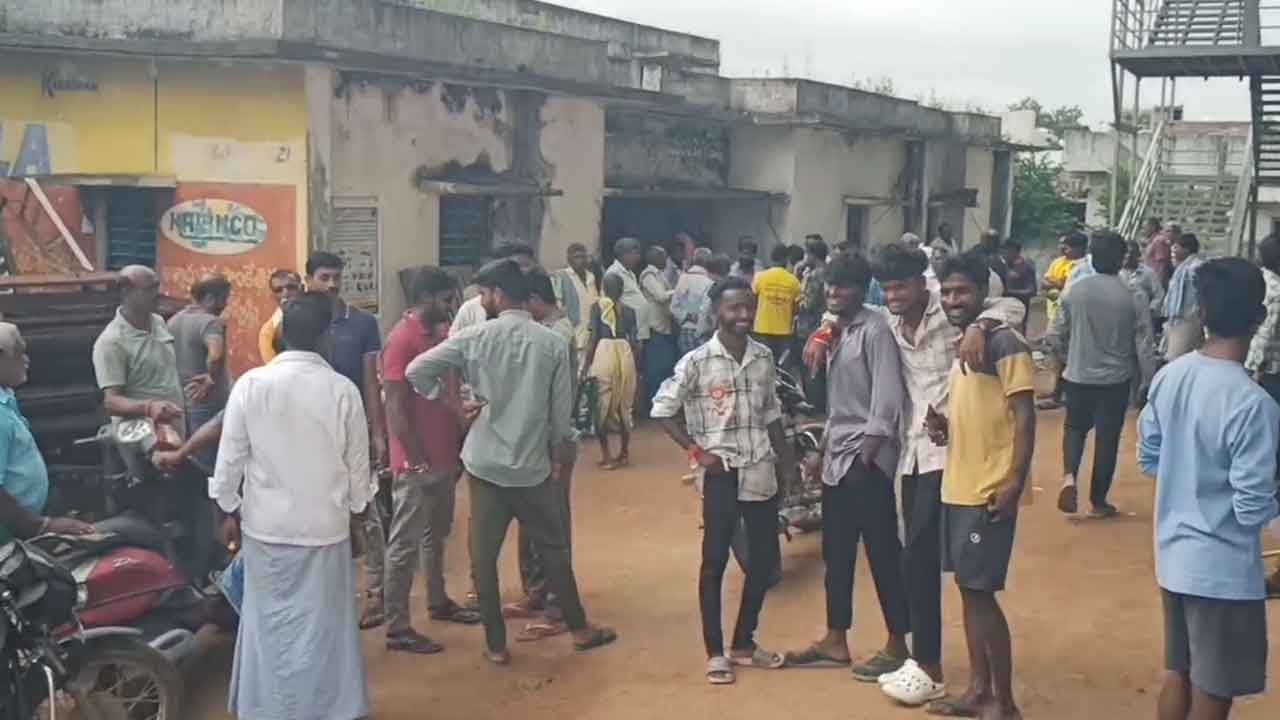 Pegadapalli | పెగడపల్లి మండలంలో యూరియా కోసం రైతుల ఇబ్బందులు  : వీడియో