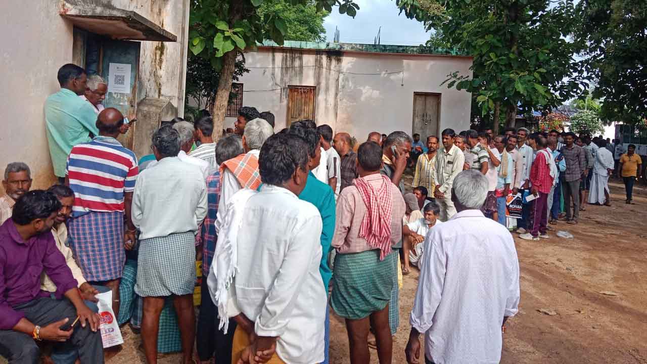 Urea | యూరియా కోసం అర్ధరాత్రి వరకు మహిళా రైతులు క్యూ లైన్.. కాంగ్రెస్‌ పాలనలో అన్నదాతల అవస్థలు