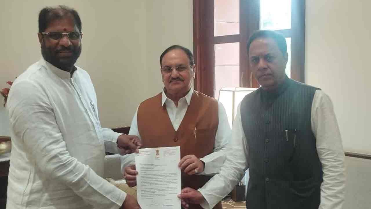 Urea | రైతుల‌కు స‌రిప‌డా యూరియాను త‌క్ష‌ణ‌మే స‌ర‌ఫ‌రా చేయండి.. కేంద్ర‌మంత్రికి బీఆర్ఎస్ ఎంపీల విన‌తి