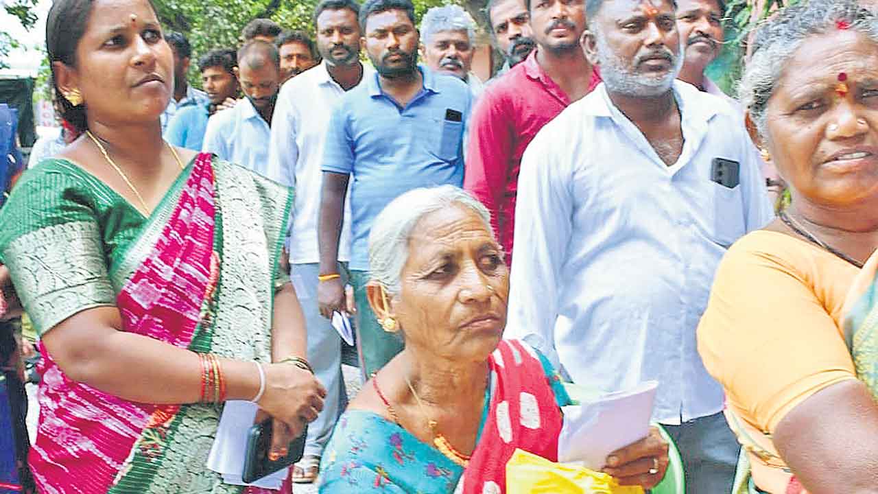 డీలర్ల గుప్పిట్లో యూరియా!.. యథేచ్ఛగా బ్లాక్‌ దందా