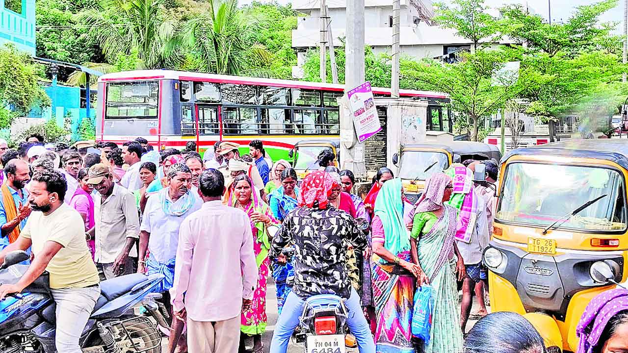 పనులు వదిలి.. పడరాని పాట్లు.. యూరియా కోసం సొసైటీల వద్దే రైతుల జాగారం