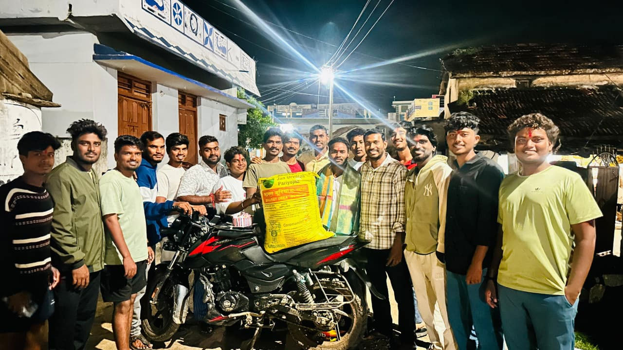 Urea | పుట్టినరోజు కానుకగా యూరియా బస్తా ఇచ్చిన మిత్రులు